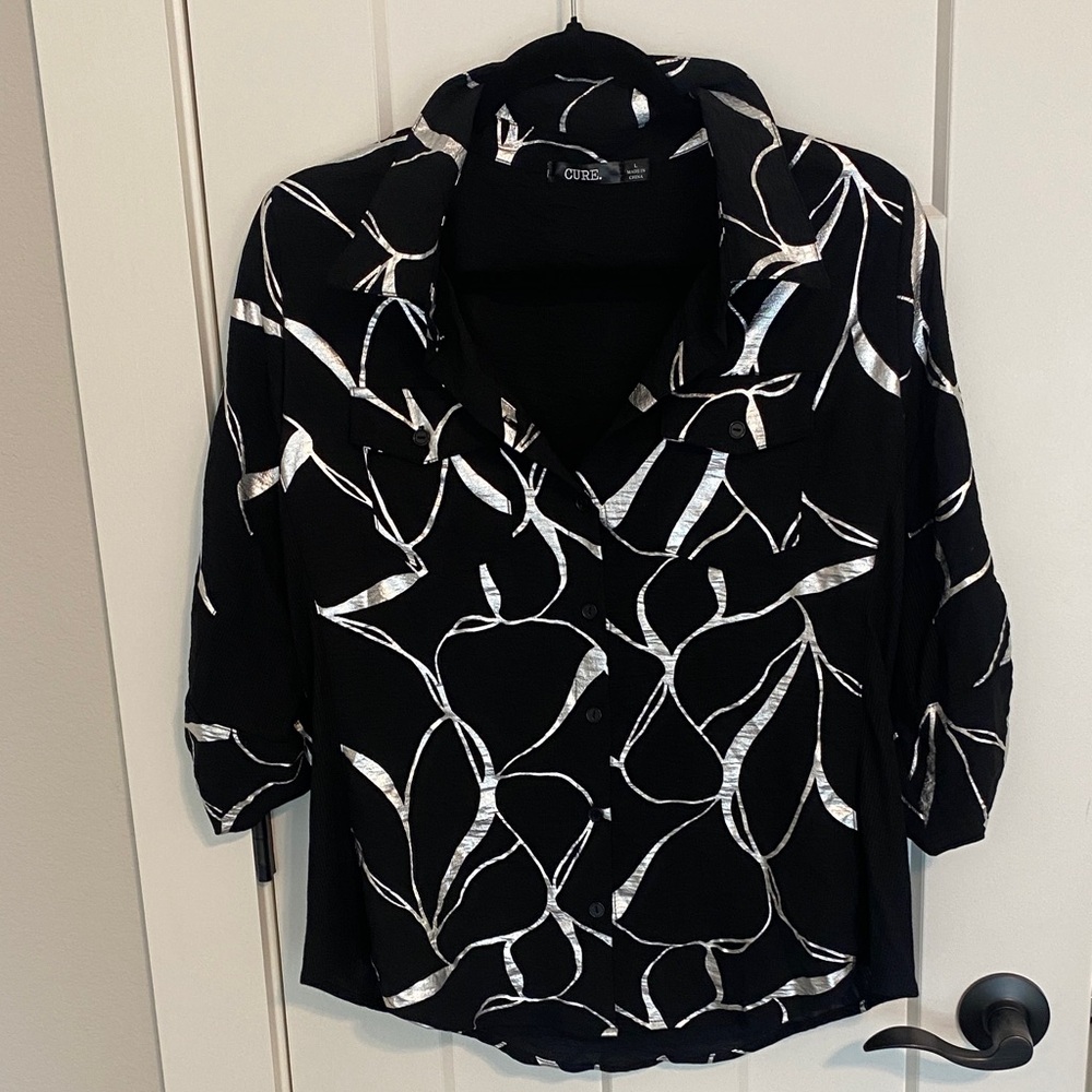 NWTs Cyrus Women's Elegant Black and White Button Down Shirt